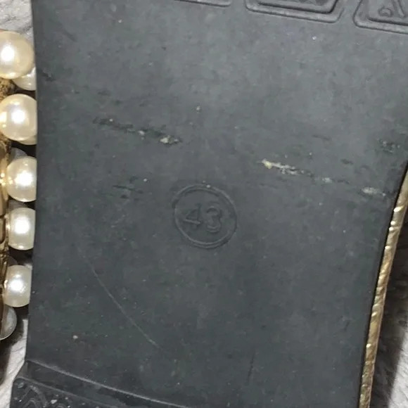 Elegant Gold and Pearl Embellished Sandals - Picture 5 of 5